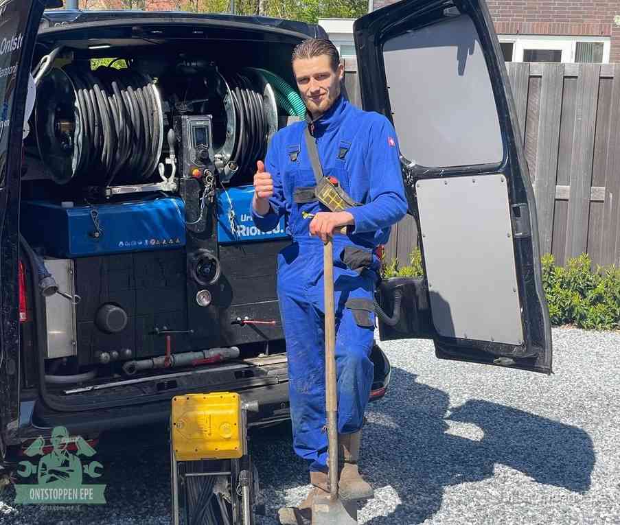 Een tevreden monteur met opgestoken duim naast de bestelbus, slim en snel ingrijpen bespaart geld bij een verstopping in Epe