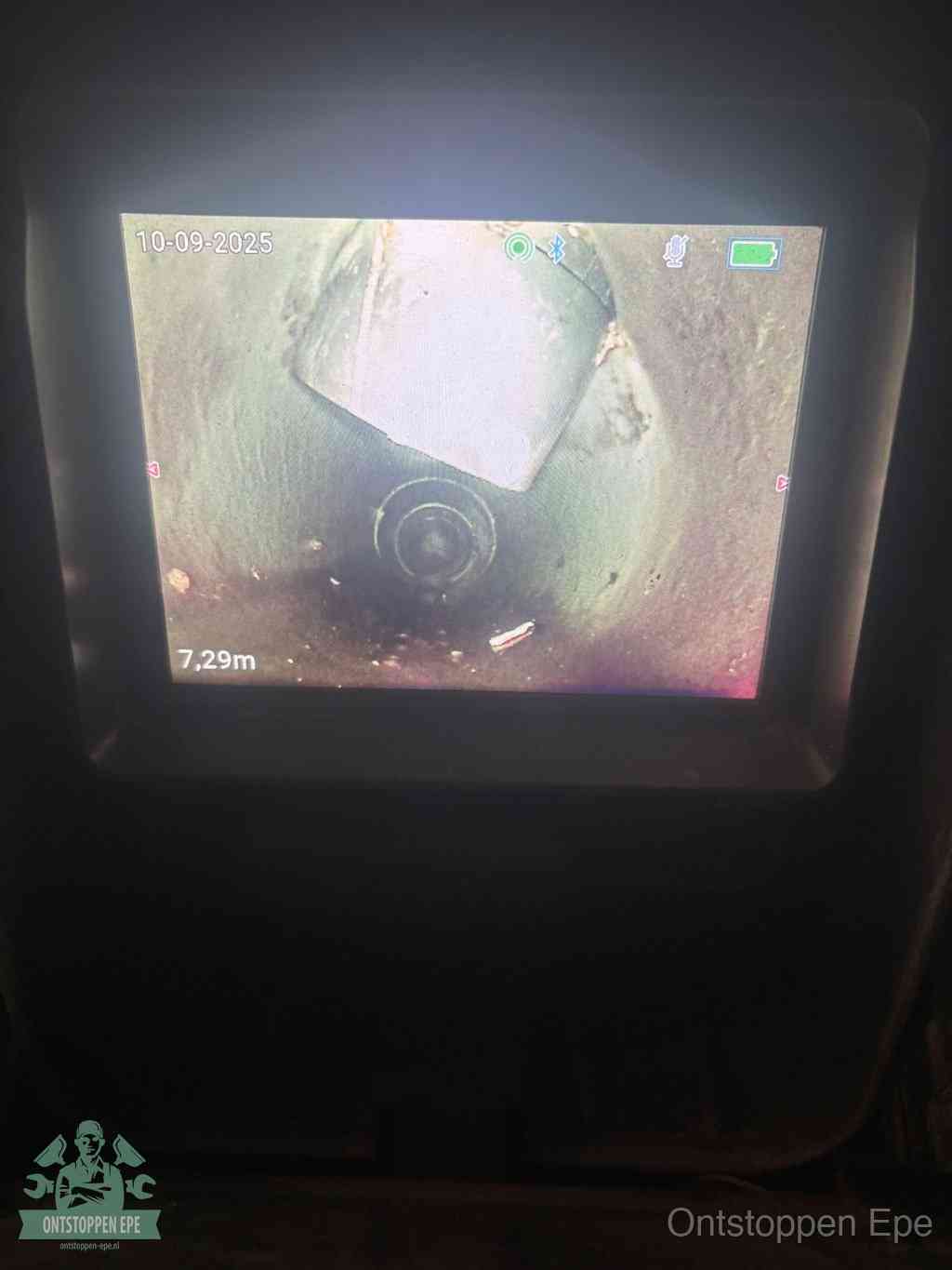 Het scherm van een rioolinspectiecamera toont de binnenkant van de leiding, eerst vaststellen waar de verstopping zit in Epe